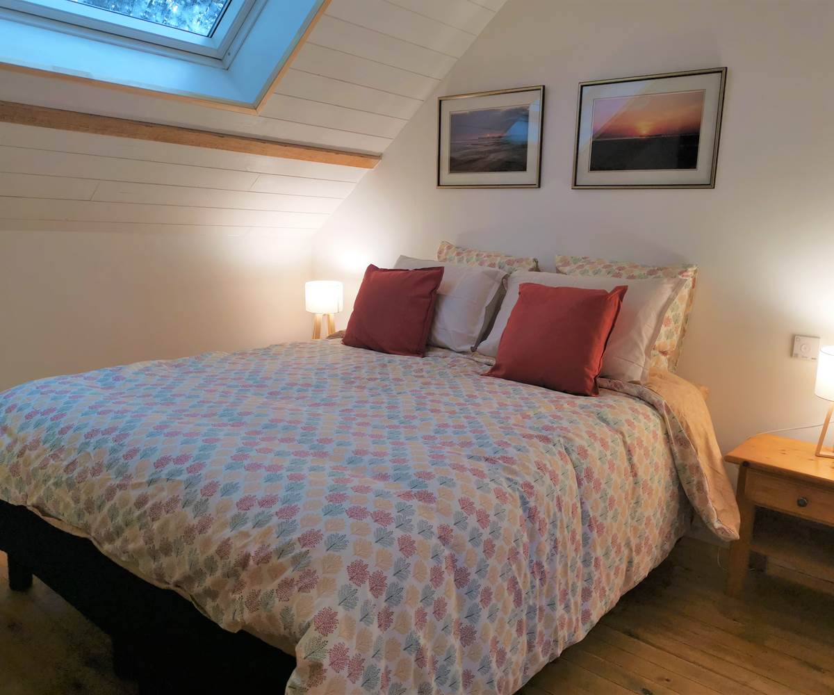 Lit 160x200 de la chambre d'hôte Les 3 cèdres du Moulin de La Retardière à Orvault