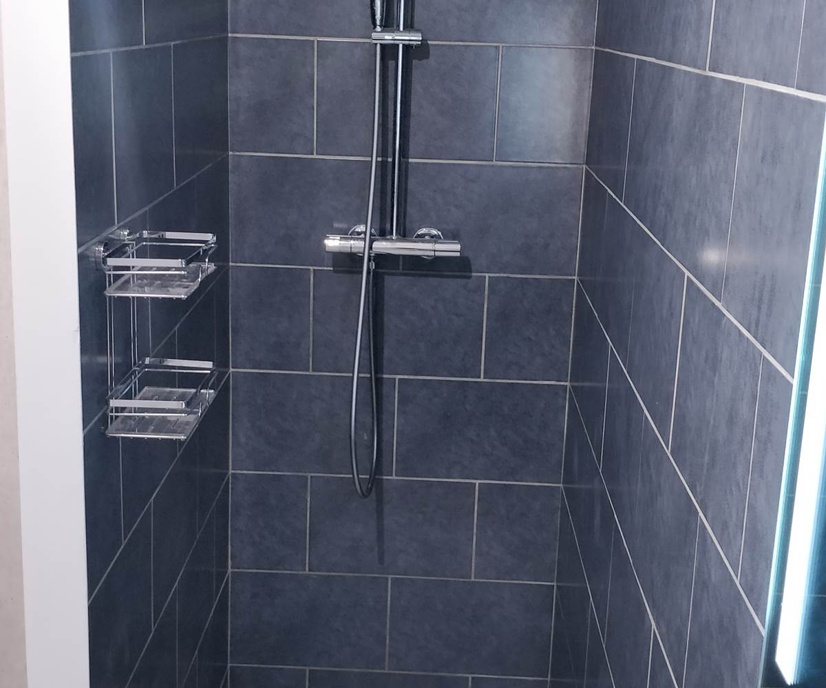 Douche italienne spacieuse et confortable