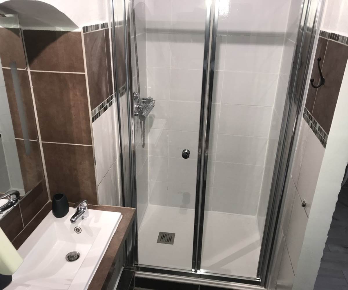 Salle d'eau côté douche