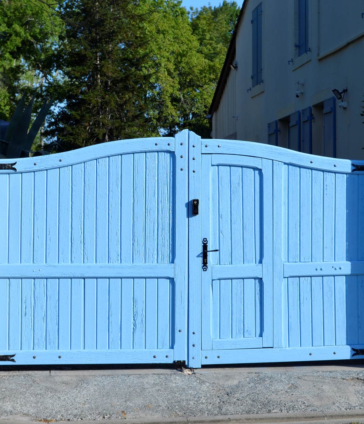 Nouvelle peinture sur portail d'entrée vue extérieur-photo-news