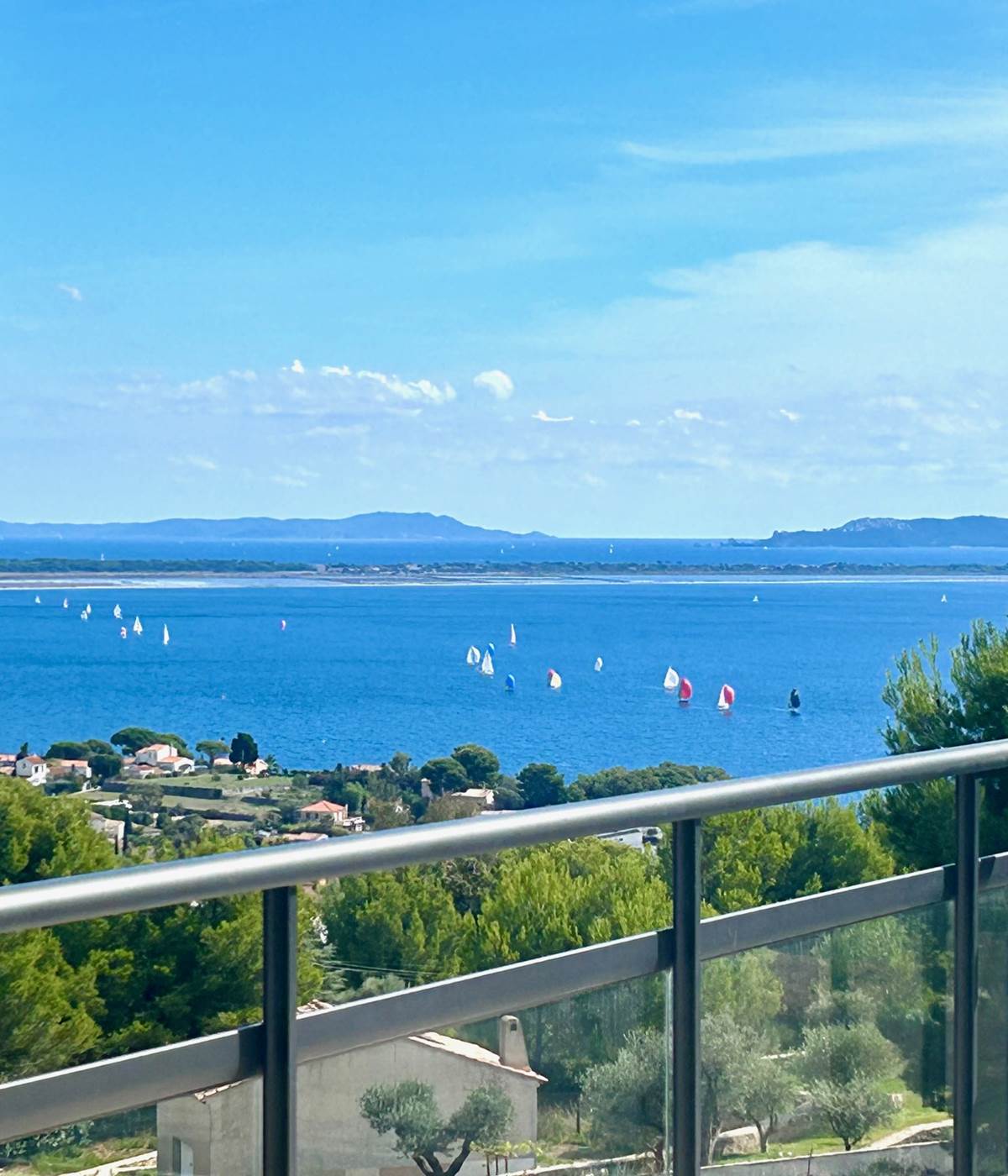 Vue sur La Presqu'Ile de Giens et Porquerolles depuis la terrasse-photo-news
