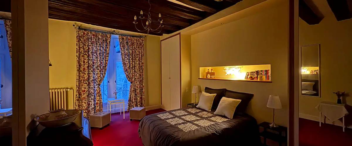 Chambre lit double donnant sur la place St Maurice-carousel