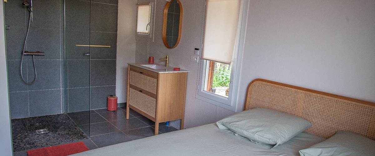 Gîte du causse Loubressac Chambre 1 RDC avec SDB privative-carousel