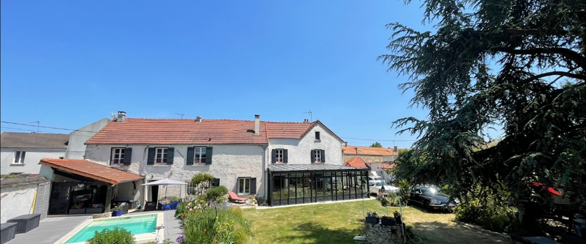 MAISON ET PISCINE VUE DU JARDIN