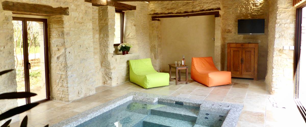 Piscine intérieure-balnéo-spa de nage chauffée toute l'année à 35° proche de Sarlat