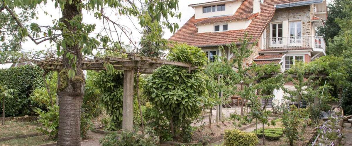 jardin extérieur depuis l'entrée piéton-carousel