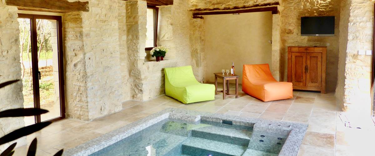 piscine intérieure balnéo-spa de nage chauffée toute l'année à 35° près de Sarlat-carousel