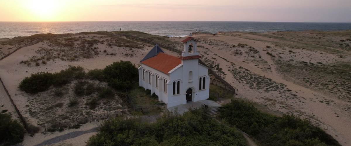 Admirer le coucher du soleil depuis la chapelle sur la dune