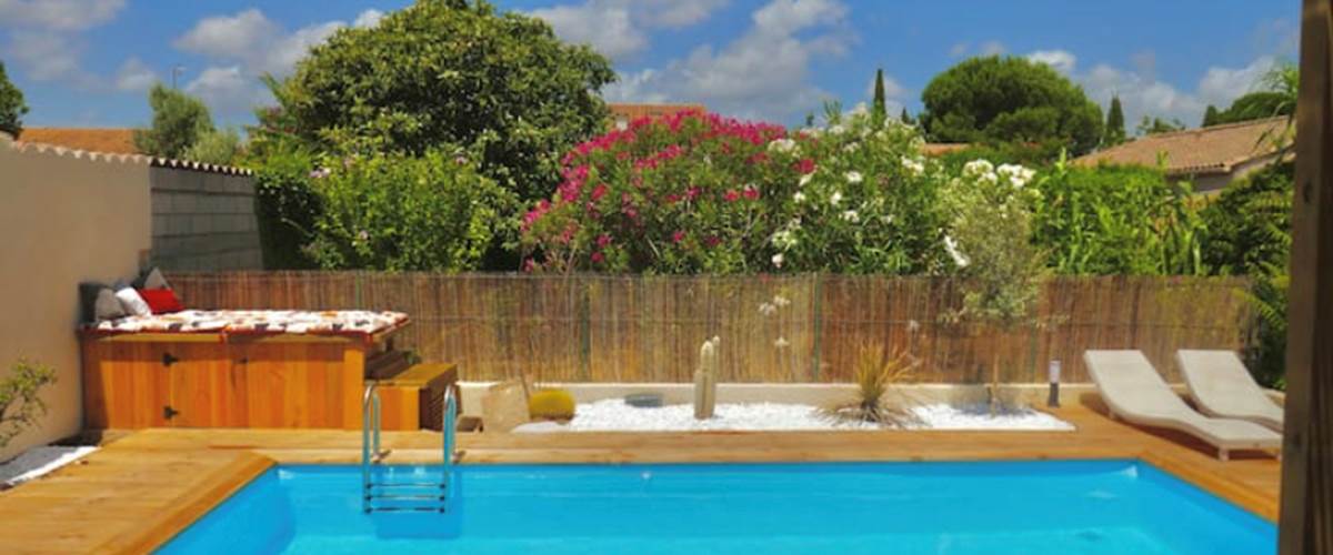 vue sur piscine de la chambre