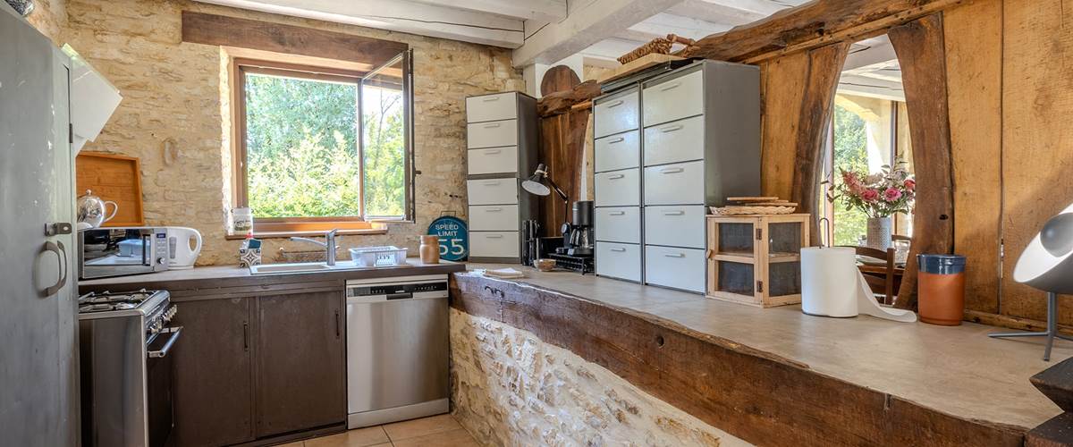 L'ancienne mangeoire des animaux transformée en plan de travail de cuisine-carousel