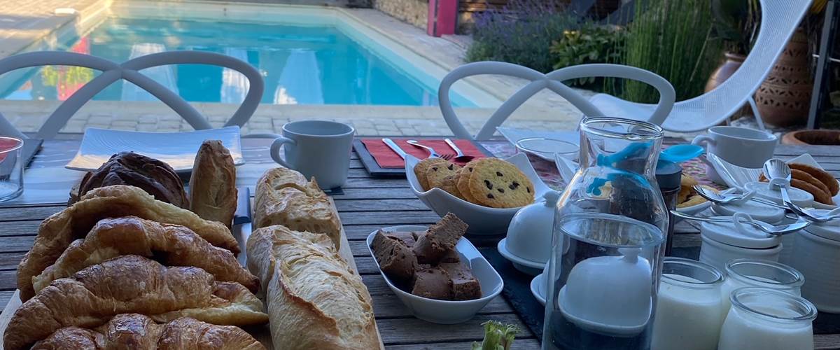 Petit déjeuner dans la pergola