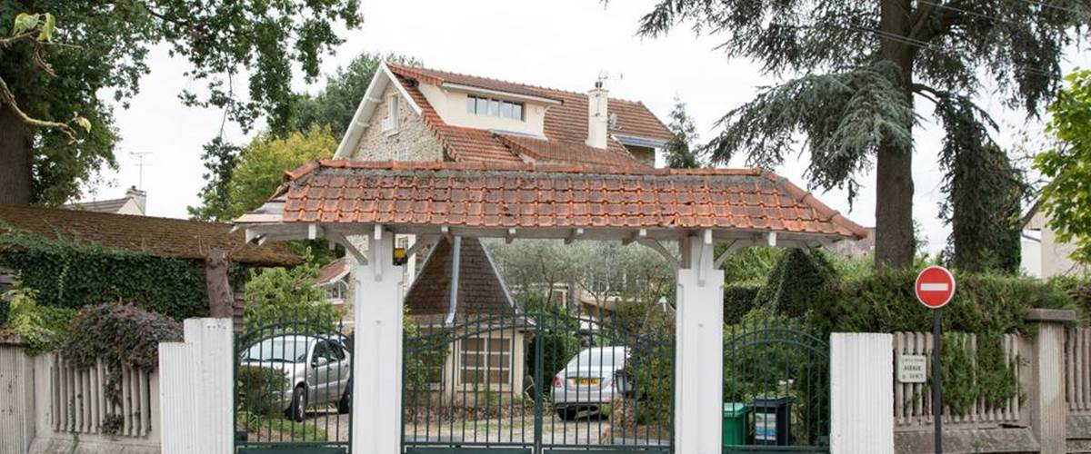 jardin extérieur depuis l'entrée parkings-carousel