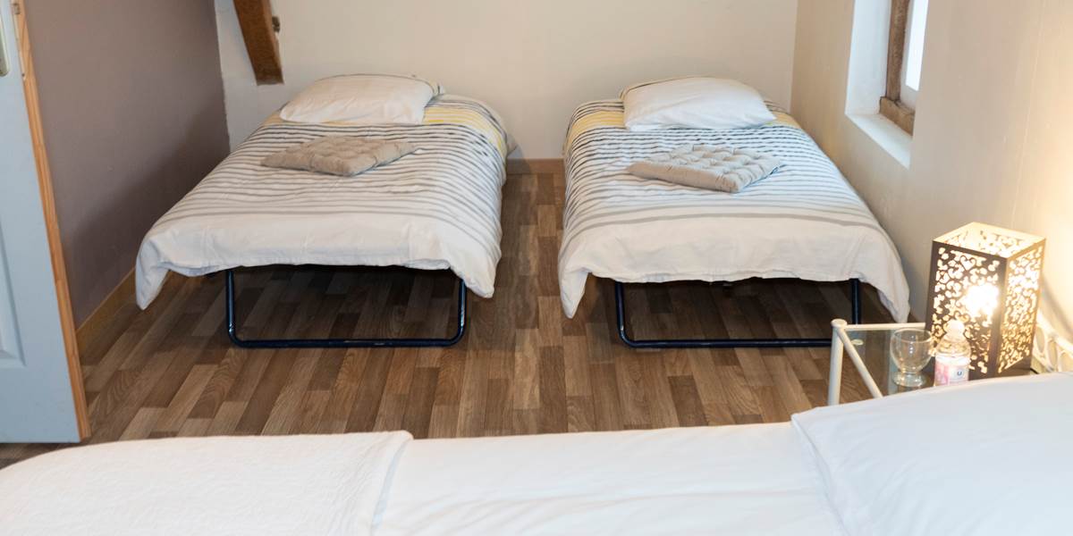 2 lits d'appoint chambre des parents suite familiale  total 6 personnes