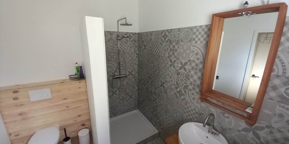 Salle de bain avec douche italienne
