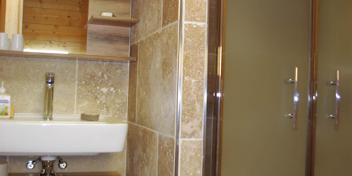 Douche italienne avec pare douche, à droite du lavabo