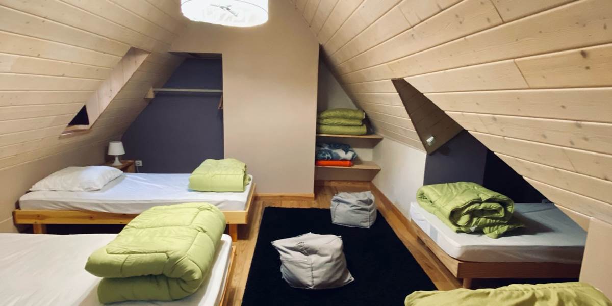 4 lits simples à l'étage de la chambre