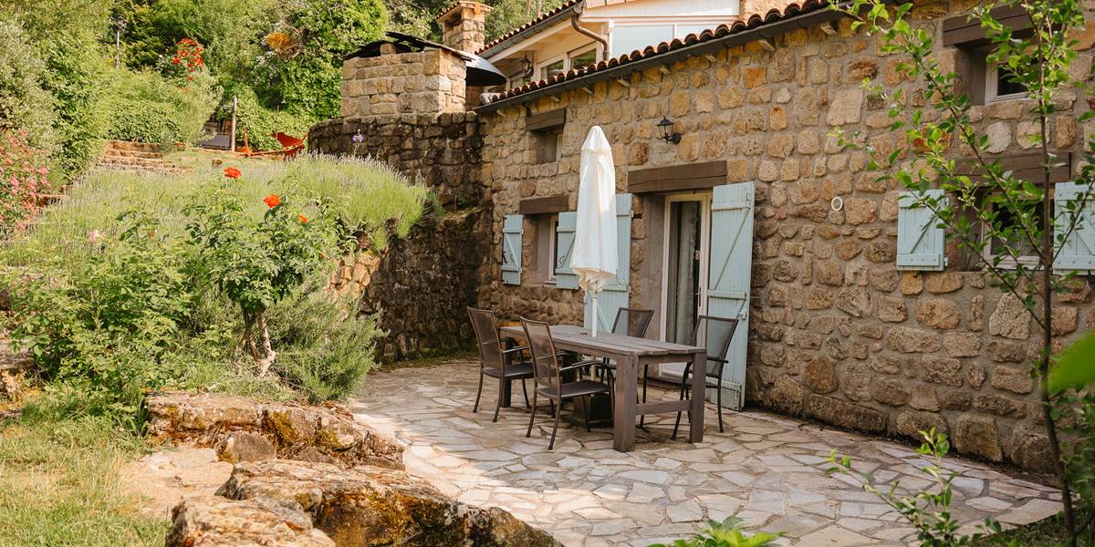 Terrasse avec table et chaises