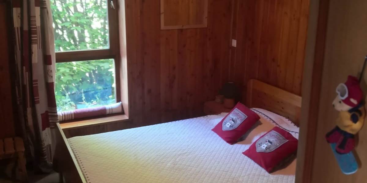 chambre rouge lit double 160 (2)