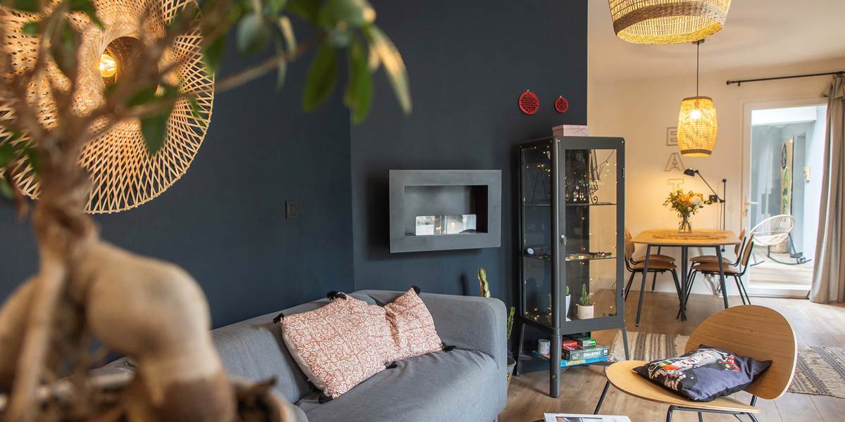 Un espace commun accueillant avec un canapé confortable et des boissons en libre-service dans le réfrigérateur. Parfait pour se détendre et profiter d'un moment de convivialité.