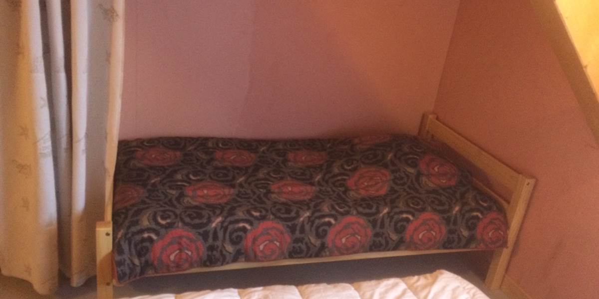 Vue sur le lit simple