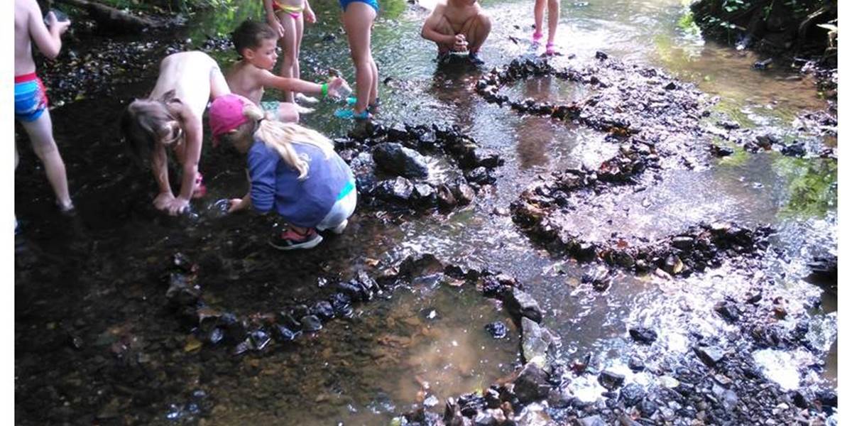 Créations des enfants à la rivière