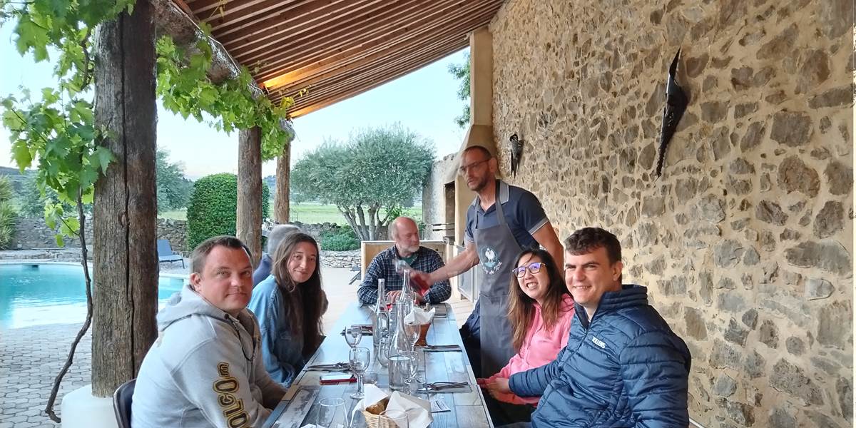 Présentation des vins du Domaine Les Tuileries lors de notre table d'hôtes