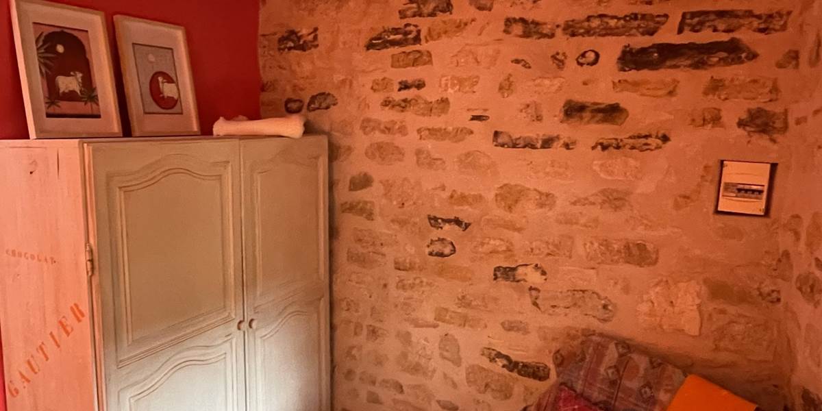CHAMBRE ROSE 2E`ME E´TAGE armoire-fauteuil MI