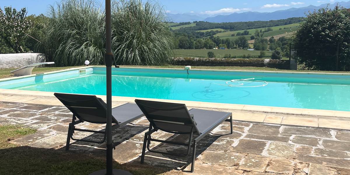 Piscine, transats, parasols et draps de bain à disposition