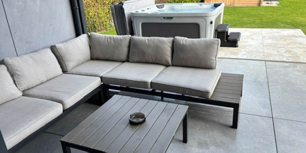 Lounge + jacuzzy