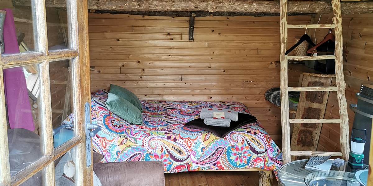 porte ouverte sur la chambre