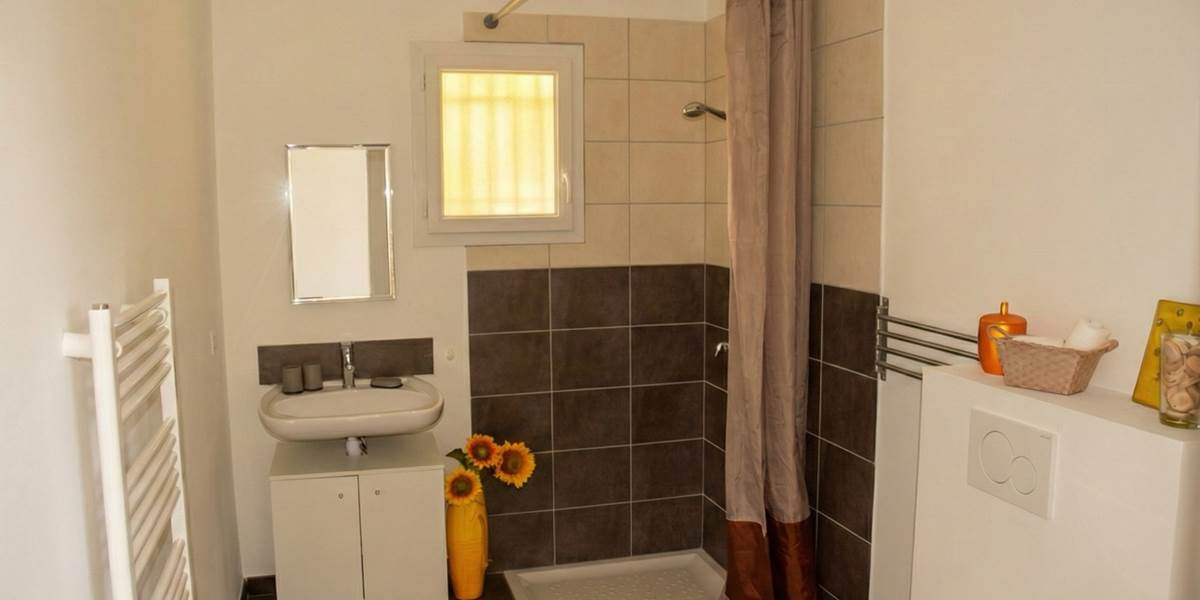 ombrebleuedufiguier-gîte-tournesols-salle de bains - Grande