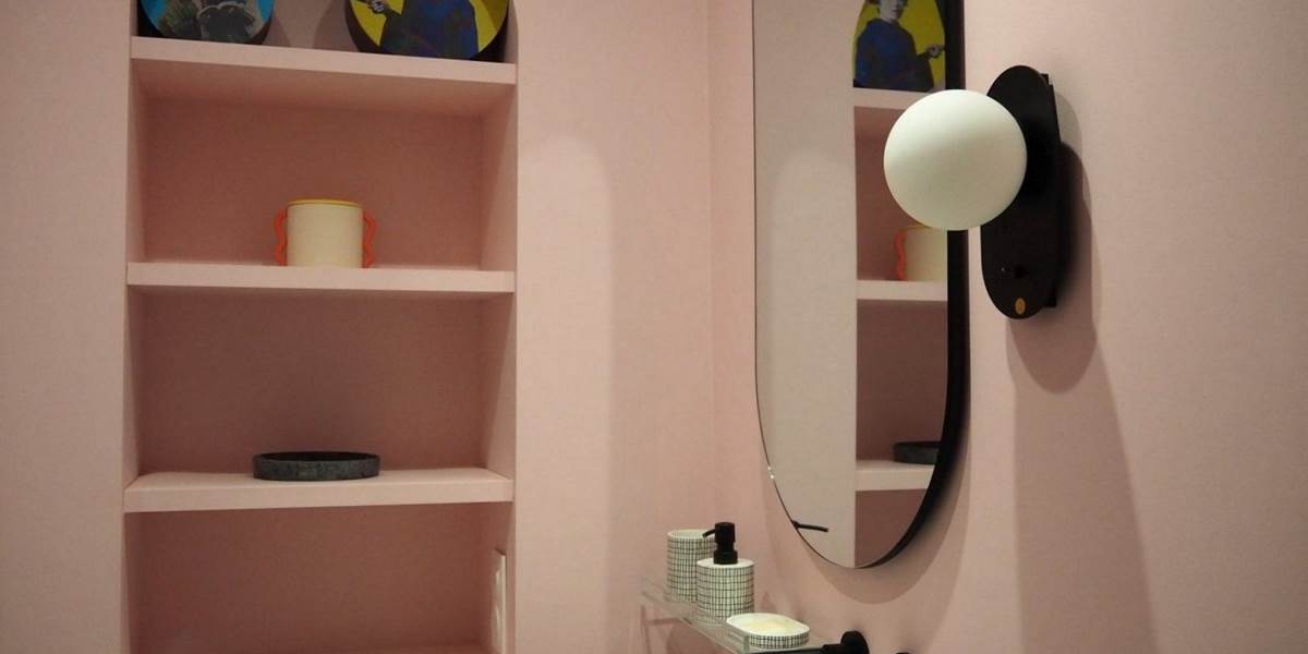 Salle d'eau baignée d'une jolie teinte rose.