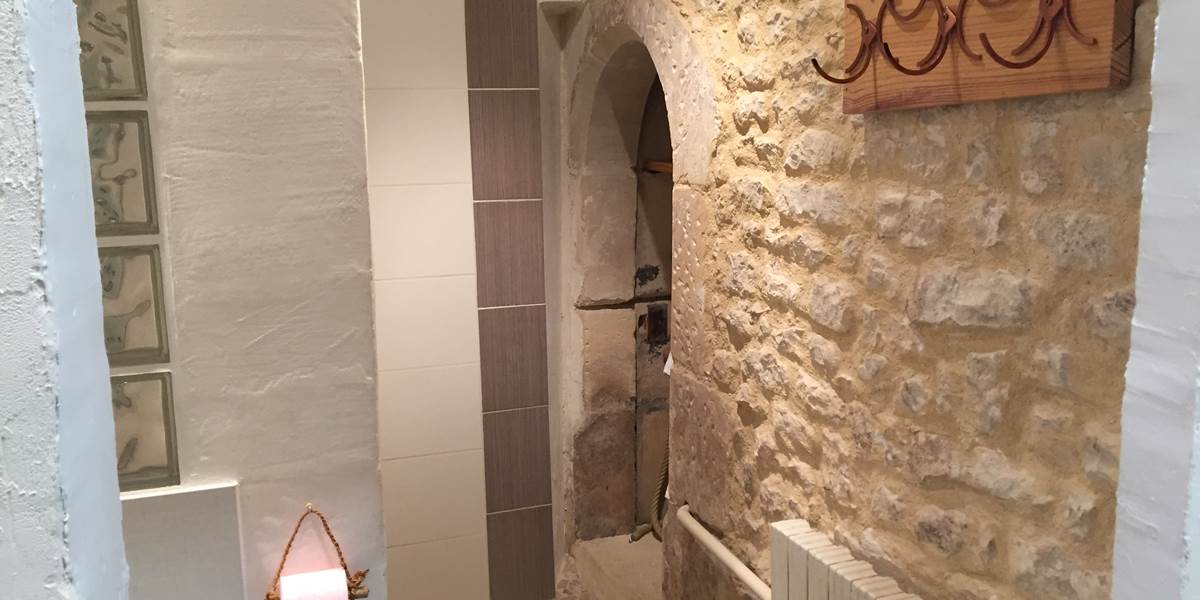 Salle de bain avec voute typique