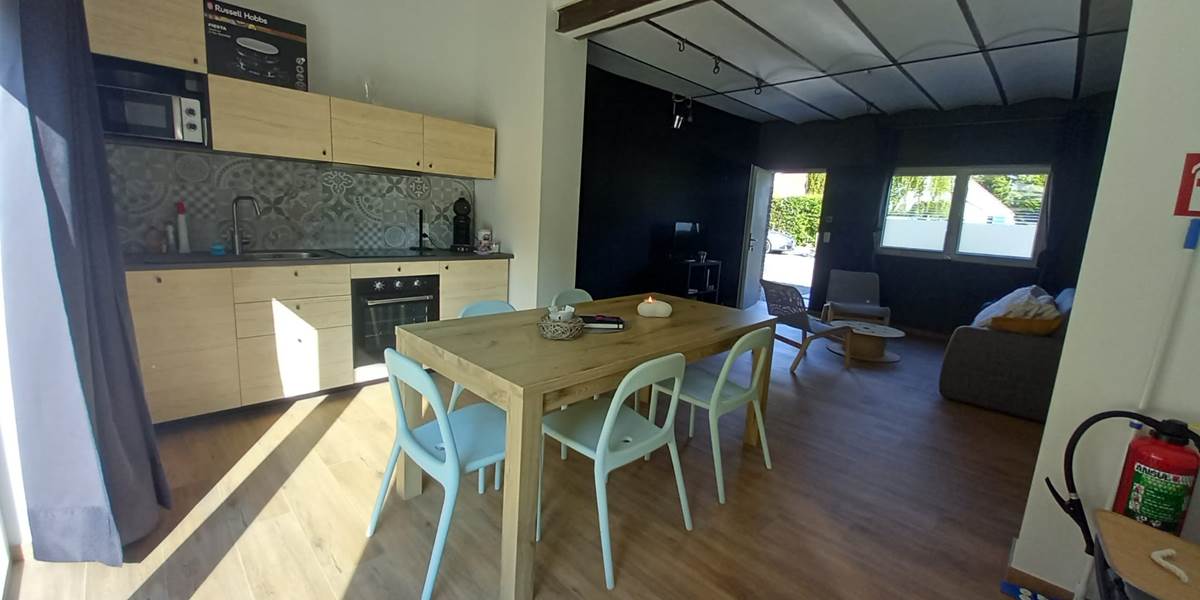 Au Canard, gîte 2 : Pièce centrale , canapé lit , cuisine équipée.