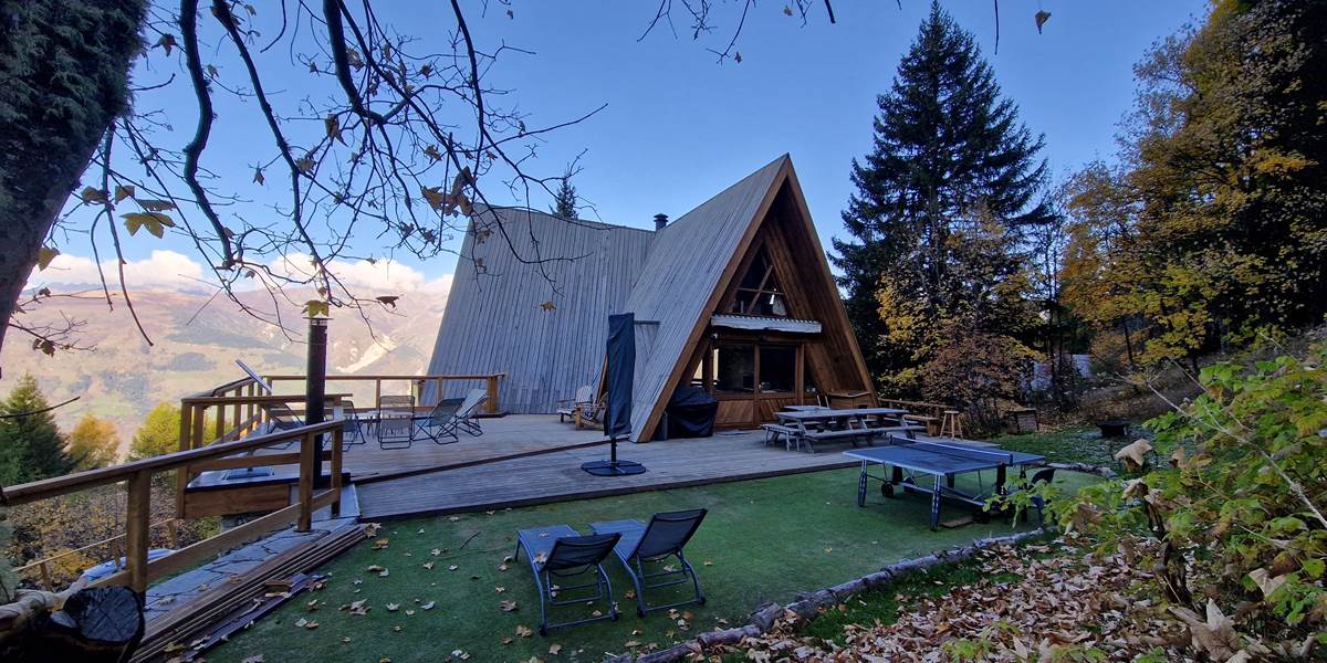 VUE ARRIERE DU CHALET AVEC SA GRANDE TERRASSE