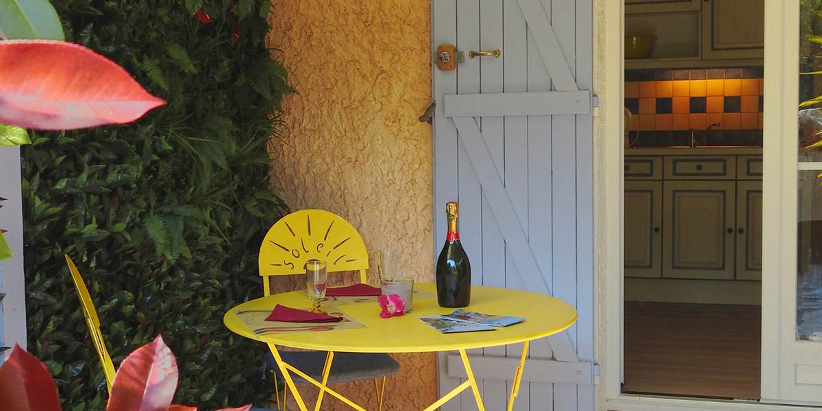 terrasse ombragée avec vue jardin