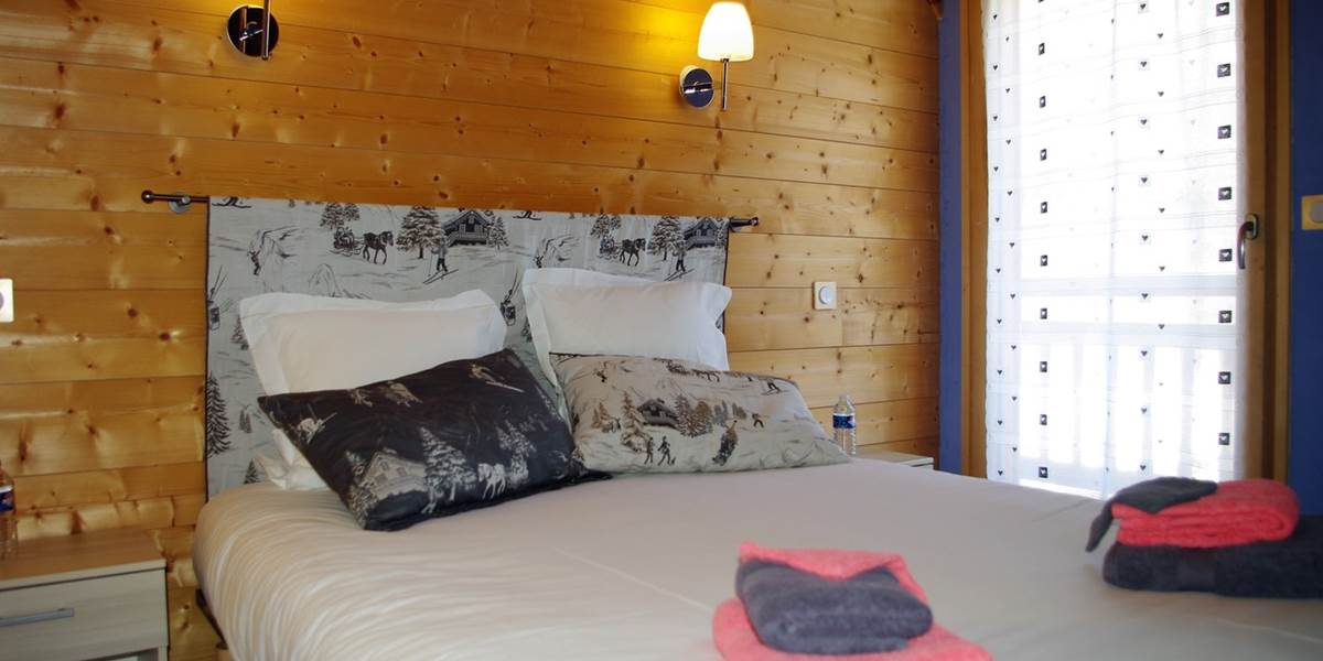 Chambre préparée pour recevoir 2 adultes