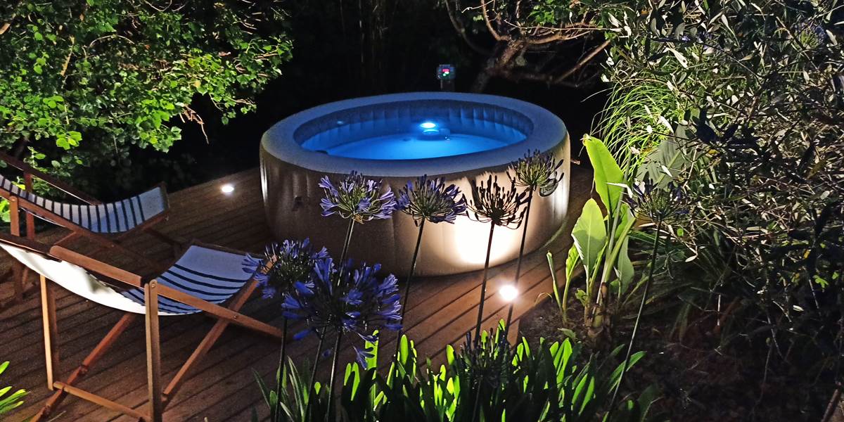 Spa privatif sur terrasse en bois