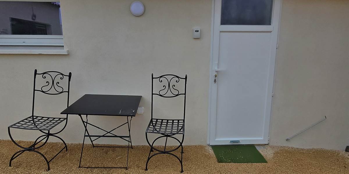 Terrasse et entrée CHAMBRE GAUDINA