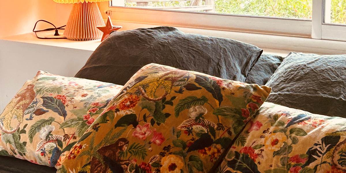 Le détail de linge de lit , draps en lin ou en voile de coton