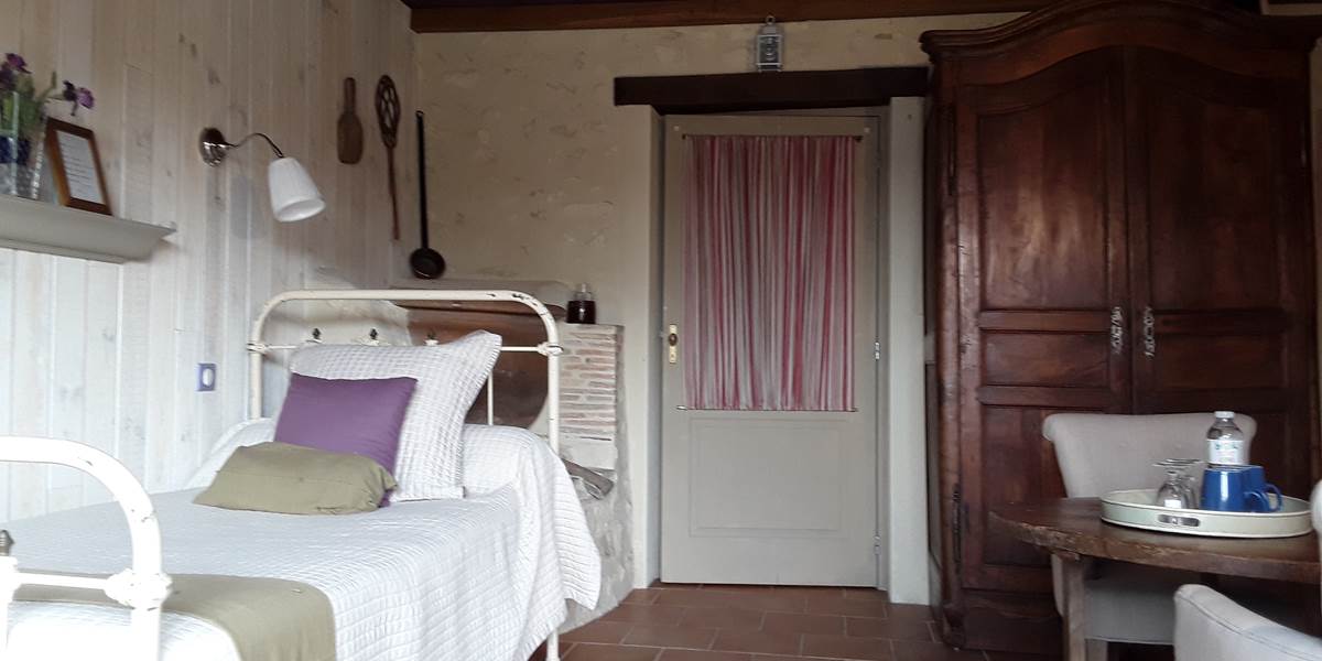 petit  lit côté  salle  d'eau