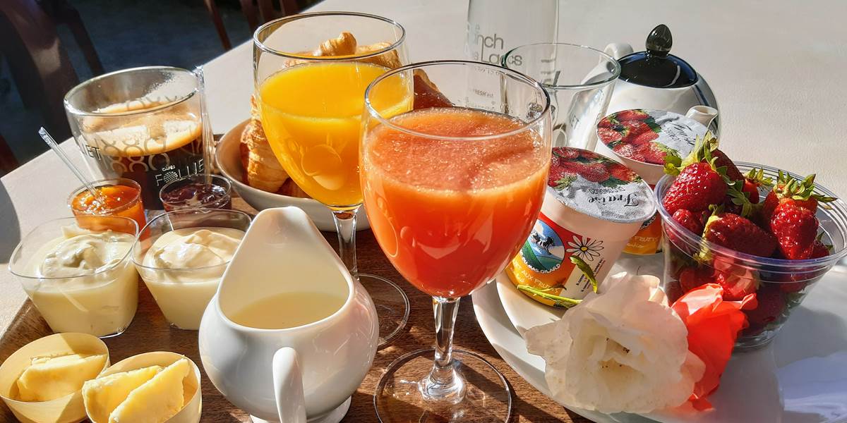 petit déjeuner gourmand plateau servi au jardin