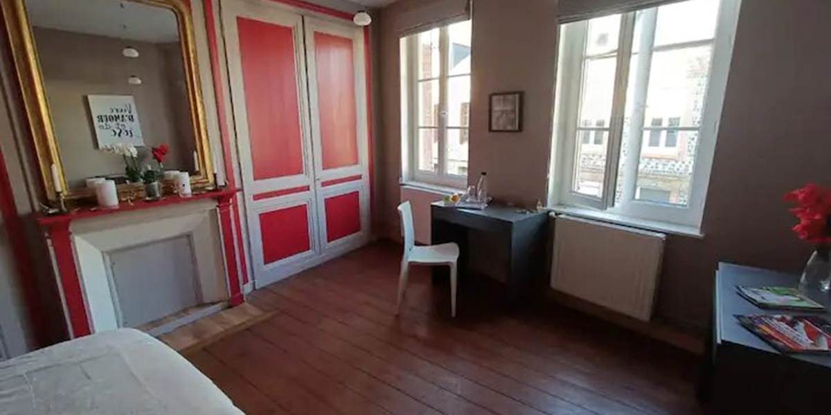 ROUSSEAU-SERVICE-Chambre-Etretat-chambre-rouge