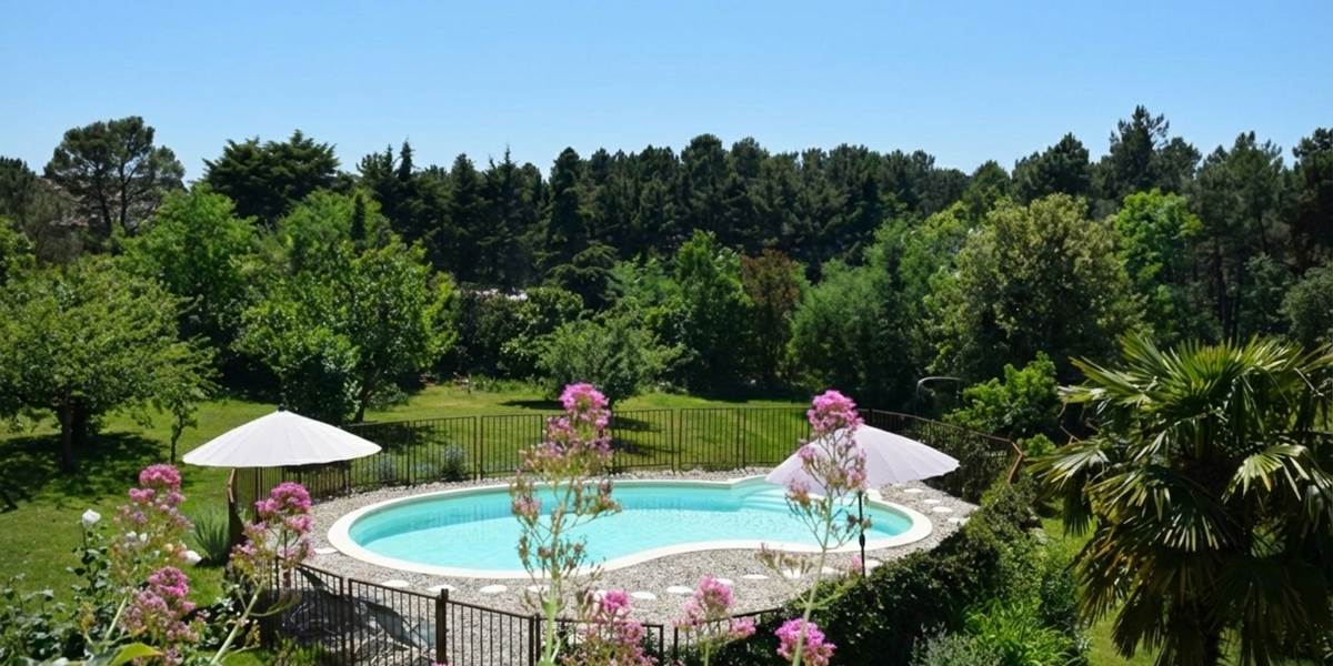 ombrebleuedufiguier-gîte-cerisiers-piscine seule