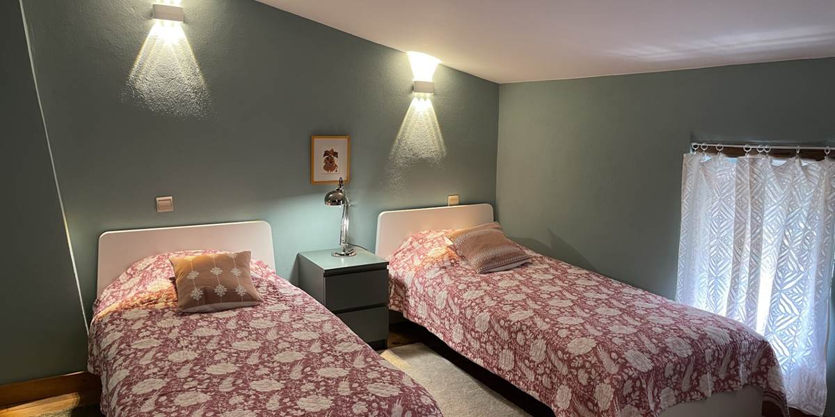 CHAMBRE DORTOIR AQUA-ROSE lits rose-fene^tre MF