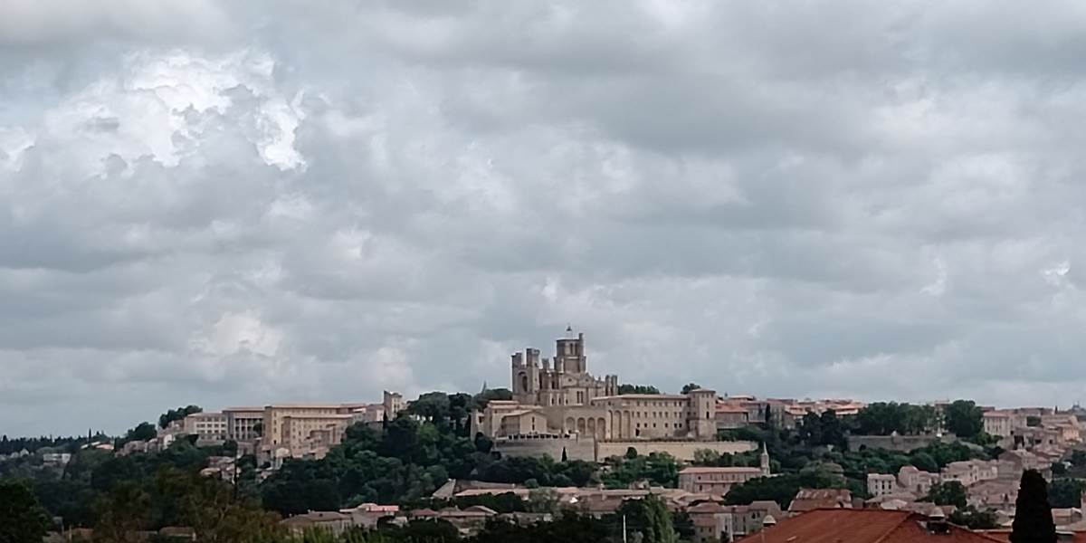 Béziers vu des 9 écluses de Fonseranes