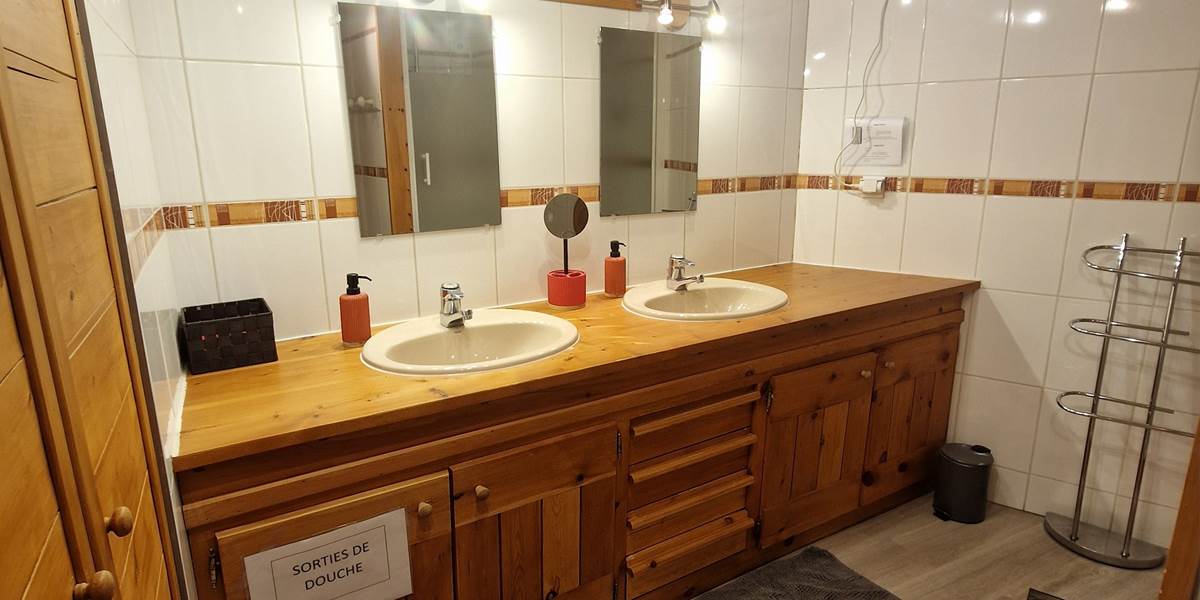 SALLE DE BAINS 2 VASQUES ET 2 DOUCHES REZ DE CHAUSSEE