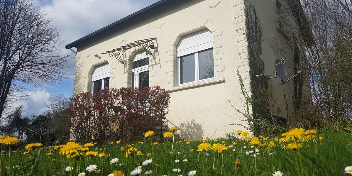 facade au printemps La Maison du Masjoubert chambre d'hôte référence Augne