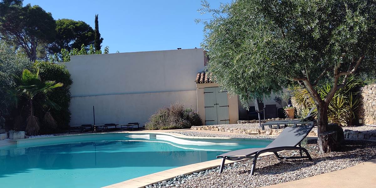 Se détendre au bord de la piscine du Coq du Nord-Mailhac