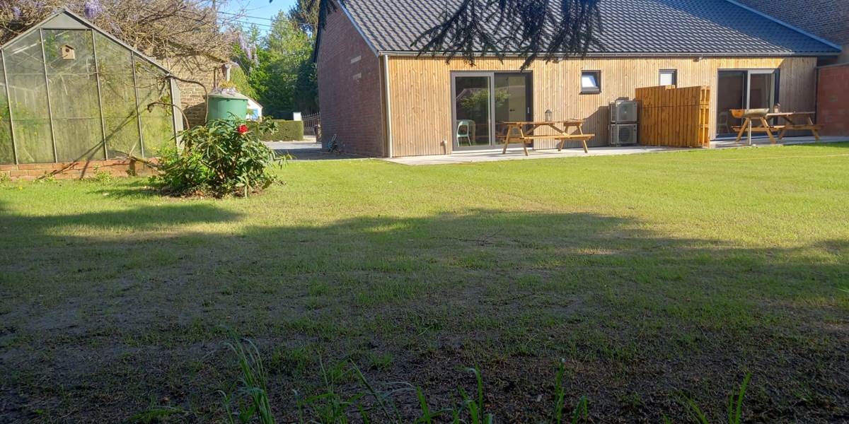 jardin commun et terrasse privée de chaque gîte
